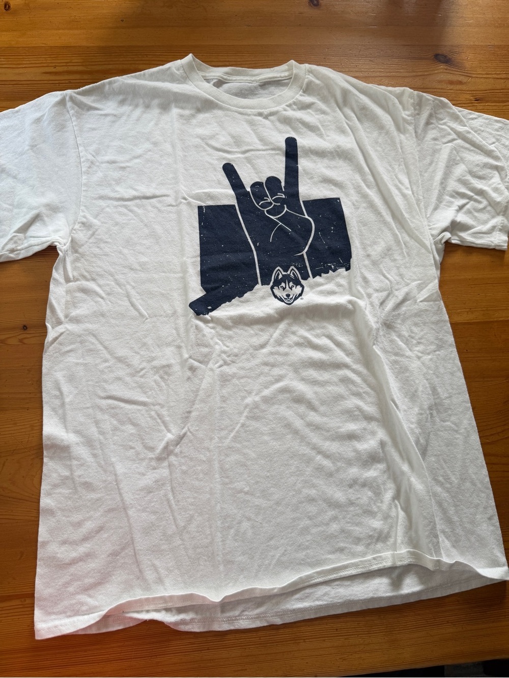 UConn T-shirt huskies men L